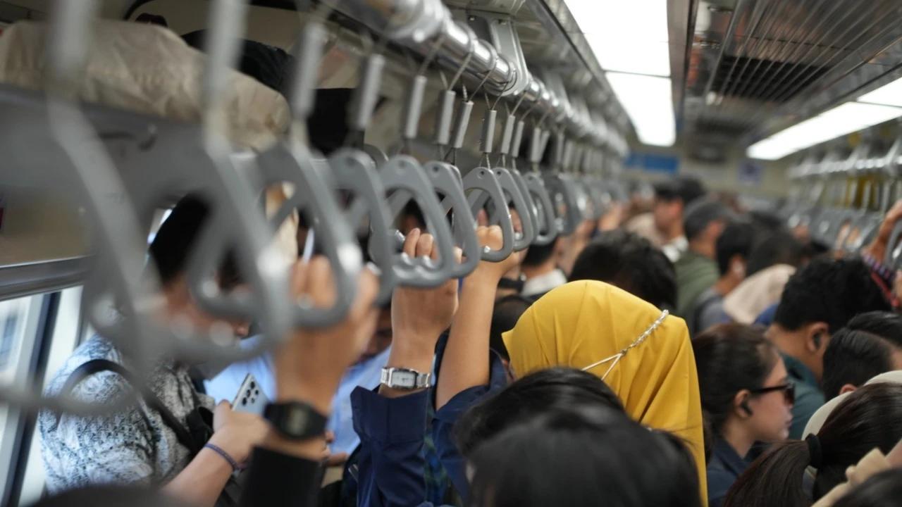 FOTO: LRT Jabodebek Tambah Frekuensi Perjalanan Saat Jam Sibuk Pagi