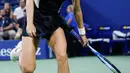 Petenis Rusia, Maria Sharapova gagal mengembalikan bola Patty Schnyder dari Swiss pada pertandingan tunggal pertama putri AS Terbuka 2018 di New York, (28/8). (AFP Photo/Eduardo Munoz Alvarez)