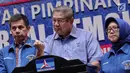 Ketum Partai Demokrat Susilo Bambang Yudhoyono (tengah) menyampaikan keterangan di DPP Demokrat, Jakarta, Senin (30/10). Menurut SBY, partainya mendapat jaminan dari pemerintah agar UU Ormas segera direvisi usai disahkan. (Liputan6.com/Faizal Fanani)