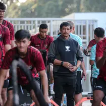 Pelatih Timnas Indonesia U-20, Indra Sjafri saat memantu sesi latihan gym para pemainnya di Ring Road Stadion Utama Gelora Bung Karno, Jakarta, Rabu (15/5/2024). (Bola.com/Bagaskara Lazuardi)