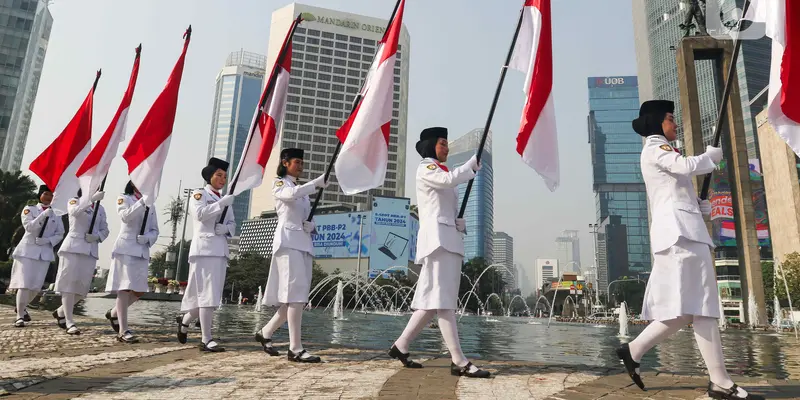 Pengibaran bendera Merah Putih di Bundaran HI