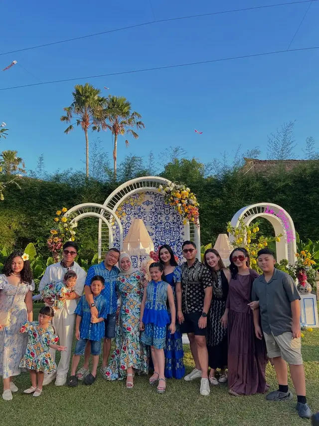 6 Gaya Batik Couple Azriel Hermansyah dan Sarah Menzel di Ultah Aurel ke-27
