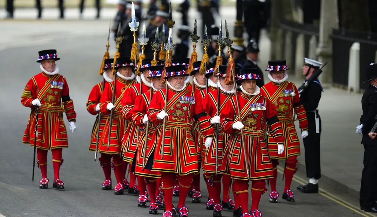 Yeoman of the Guard di pemakaman Ratu Elizabeth II di London, 19 September 2022. (Foto: AP Photo/Petr David Josek, Pool)