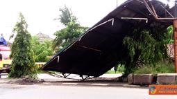 Citizen6, Pantura: Akibat angin puting beliung membuat sebuah baliho yang berada di jalur Pantura, Desa Bugel Patrol, Indramayu roboh. (Pengirim: Tresna)