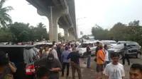Ratusan pengemudi taksi online menggelar aksi damai di Bandara SMB II Palembang (Liputan6.com / Nefri Inge)