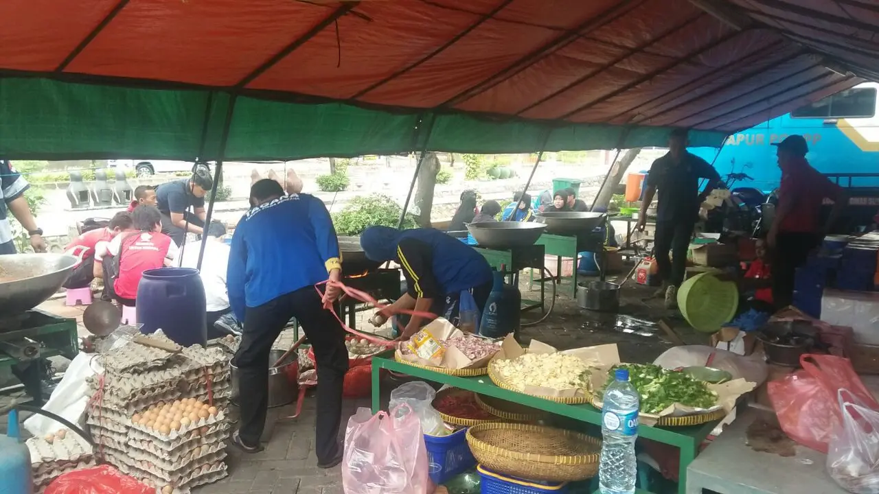 Pemerintah Provinsi DKI Jakarta langsung memberikan bantuan selimut kepada warga korban kebakaran Tamansari. (Ist)