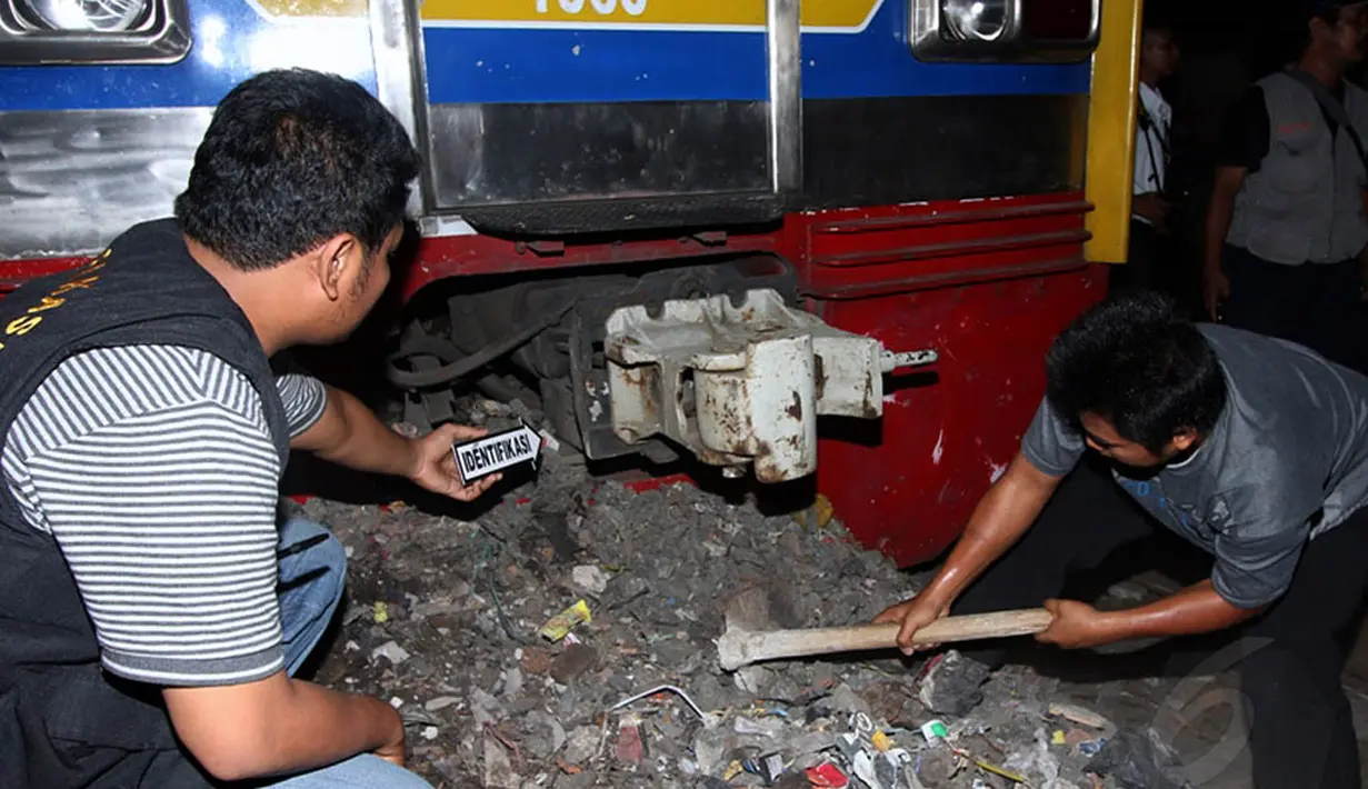 Akibat kejadian ini kereta yang datang dari arah Stasiun Senen, menuju Kemayoran dan sebaliknya hanya menggunakan satu jalur. Kamis (29/05/2014) (Liputan6.com/Faisal R Syam)