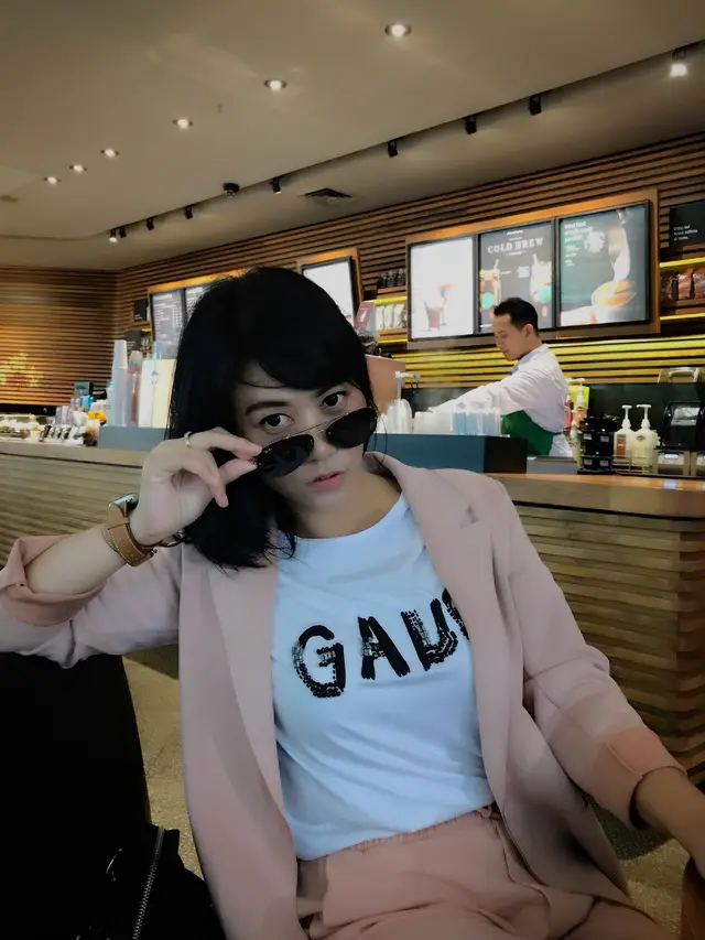 6 Potret Cantik Ajudan Iriana Jokowi, Mengaku Single dan Buat Netizen Heboh