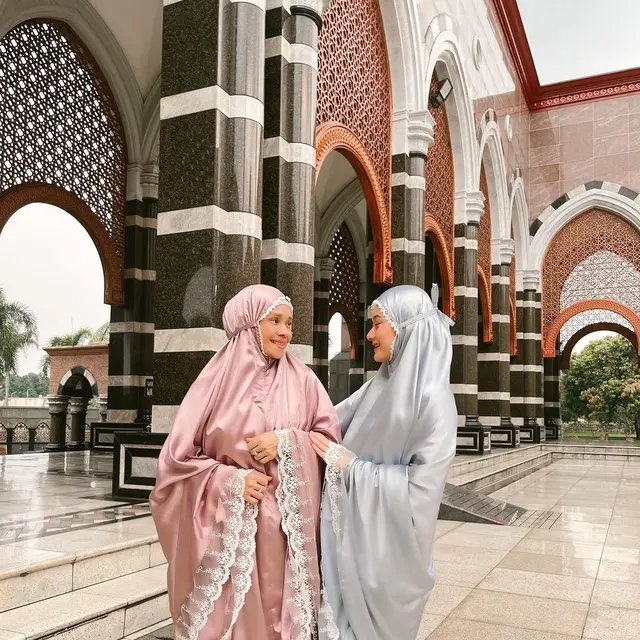 Kini Sudah Jadi Ibu, Ini 6 Potret Kebersamaan Dinda Hauw dan Sang Ibunda
