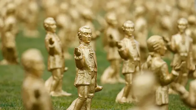 Patung-patung Mozart Mini Karya Ottmar Horl (AP/Matthias Schrader, File)