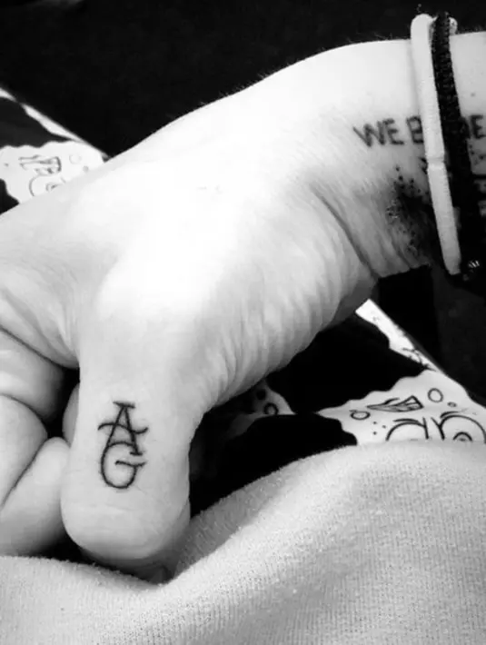 Tato pertama bertuliskan   inisial yakni AG pada jempol   tangan kanan dengan keterangan   foto "PD Hearts AG". (instagram/petedavidson)