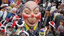 Sebuah " Schwellkopp " atau kepala besar meramaikan karnaval di Mainz, Jerman, Rabu (11/11/2015). Orang Jerman menamakan karnaval ini dengan sebutan karnaval orang - orang bodoh. (AFP PHOTO/Fredrik VON Erichsen