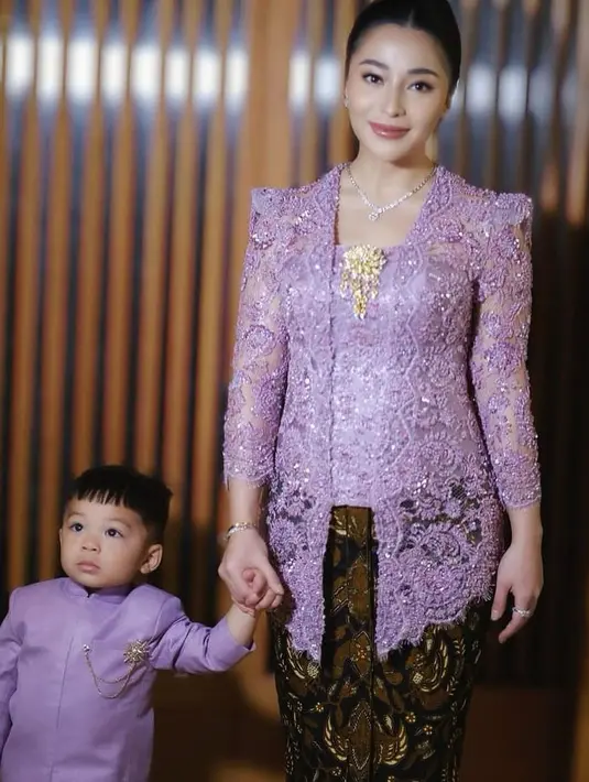 Lihat lagi cantiknya Nikita Willy yang dibalut kebaya ungu. Kebaya ini bersiluet kutu baru yang klasik, dipenuhi payet berkilauan, dan dipadu kain batik cokelat gelap. [Foto: Instagram/askyfebrianti]