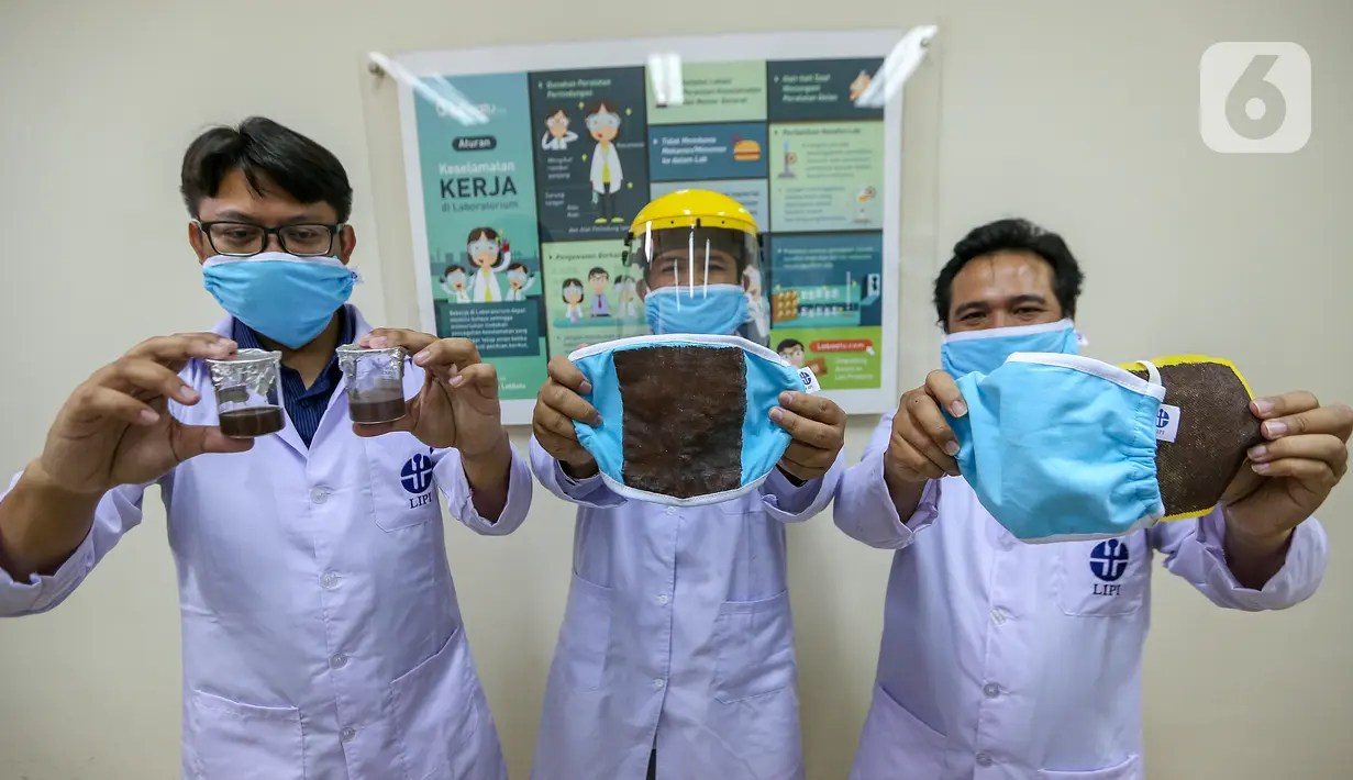Tim peneliti menunjukkan hasil eksperimen serbuk tembaga dan masker kain disinfektor berlapis tembaga di Pusat Penelitian Fisika LIPI Puspitek, Serpong, Tangerang Selatan, Senin (8/6/2020). Masker kain tersebut mampu membunuh virus Covid-19 dalam waktu 4 jam. (Liputan6.com/Fery Pradolo)