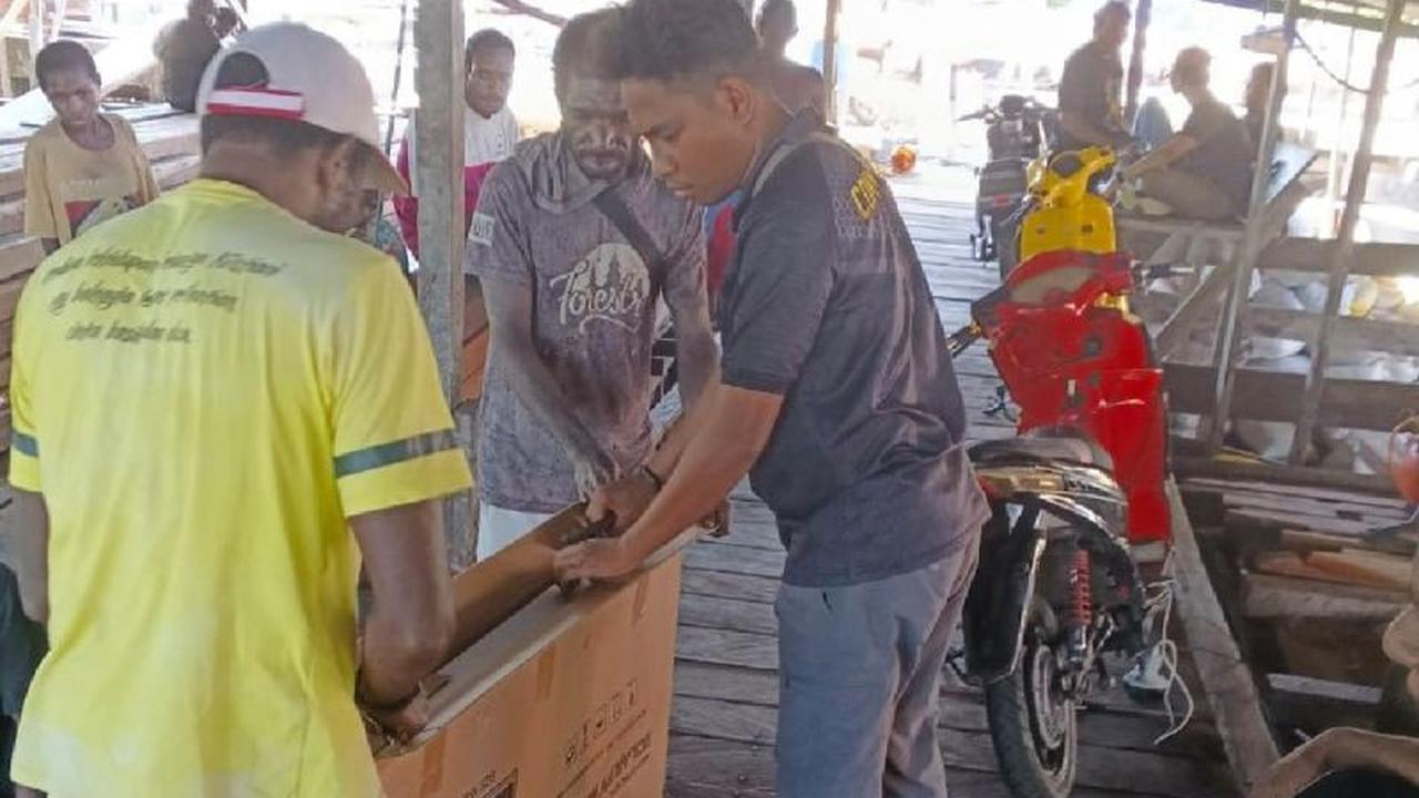 Polres Asmat Tingkatkan Penerangan Warga Yepem dengan Bantuan Solar Sel