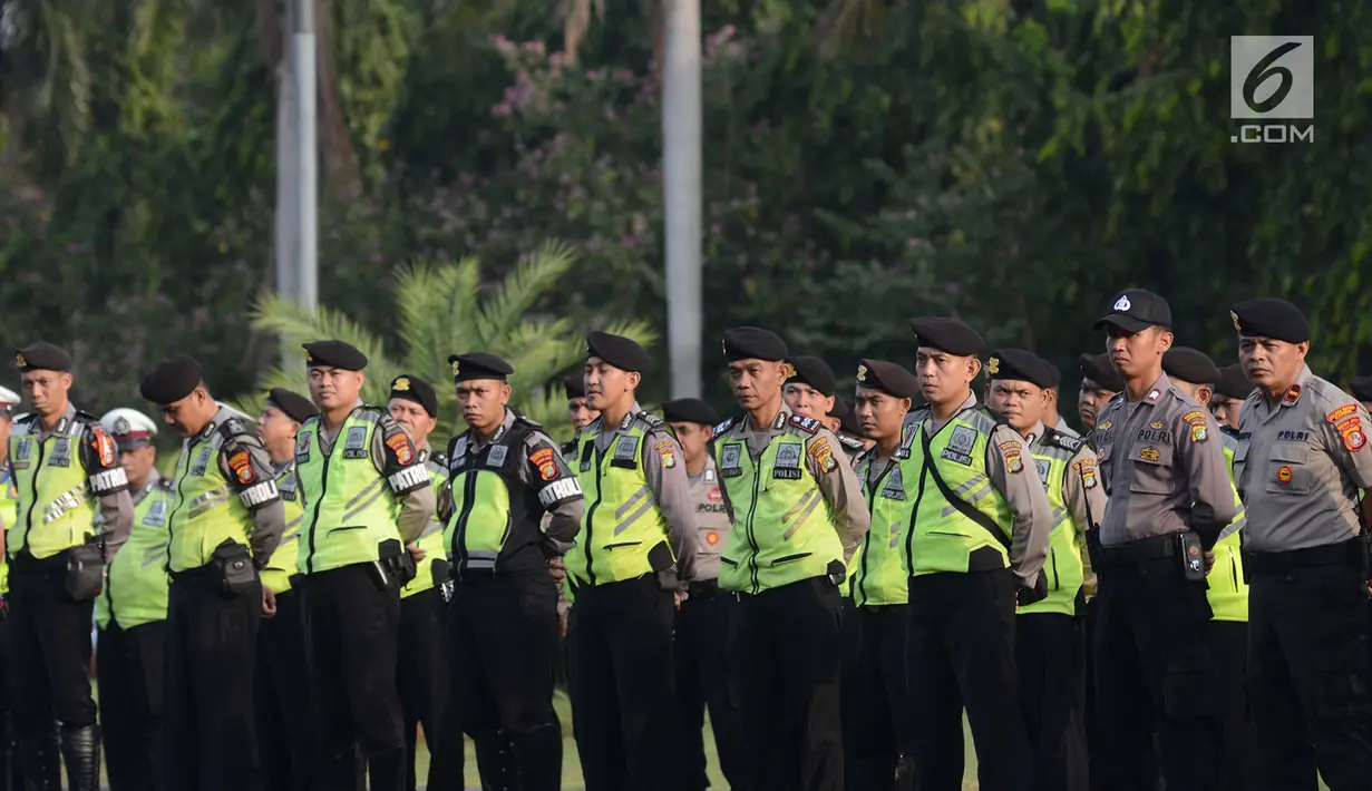 Aparat kepolisian saat mengikuti apel gelar pasukan pengamanan malam takbiran di Lapangan Silang Monas, Jakarta Pusat, Selasa (4/6/2019). Sejumlah titik di Jakarta Pusat yang diantisipasi antara lain Masjid Istiqlal, Bunderan HI, dan Jembatan Kuningan. (merdeka.com/Imam Buhori)
