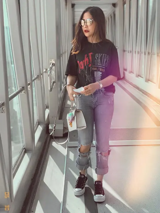 Mantan kekasih Maxime Bouttier ini tampil casual dengan celana jeans dan t-shirt hitam. Penampilannya terlihat lebih kece dengan aksesoris kacamata dan sneakers. (Liputan6.com/IG/@prillylatuconsina96)