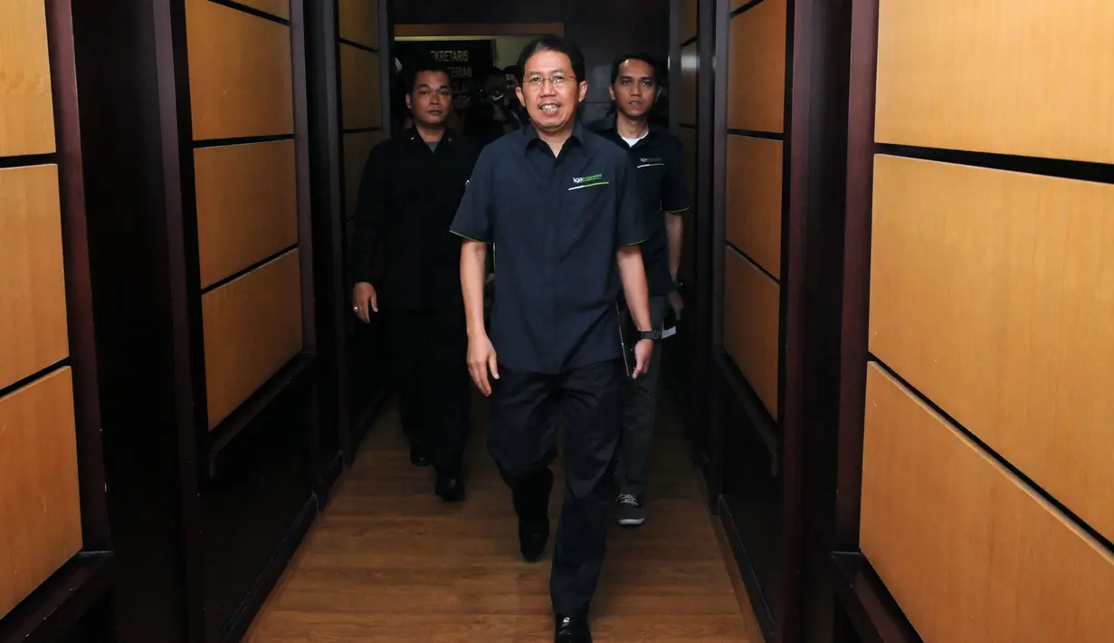CEO PT Liga Indonesia, Joko Driyono (depan) berjalan memasuki ruang pertemuan dengan Menpora, Imam Nahrawi di Kantor Kemenpora, Jakarta, Senin (27/4/2015). Pertemuan berlangsung tertutup dan berakhir tanpa keputusan. (Liputan6.com/Helmi Fithriansyah)