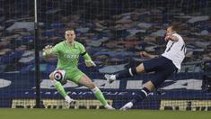 Striker Tottenham Hotspur, Harry Kane (kanan) melepaskan tendangan yang berbuah gol pertama timnya ke gawang Everton dalam laga lanjutan Liga Inggris 2020/2021 pekan ke-32 di Goodison park, Liverpool, Jumat (16/4/2021). Tottenham bermain imbang 2-2 dengan Everton. (AP/Clive Brunskill/Pool)