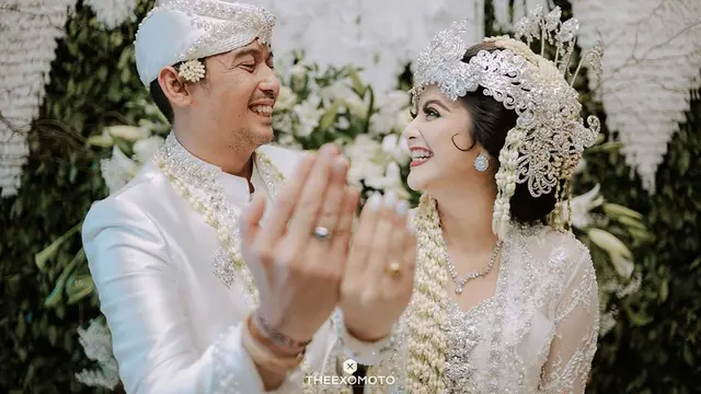 [Fimela] Pernikahan Tiwi Eks T2