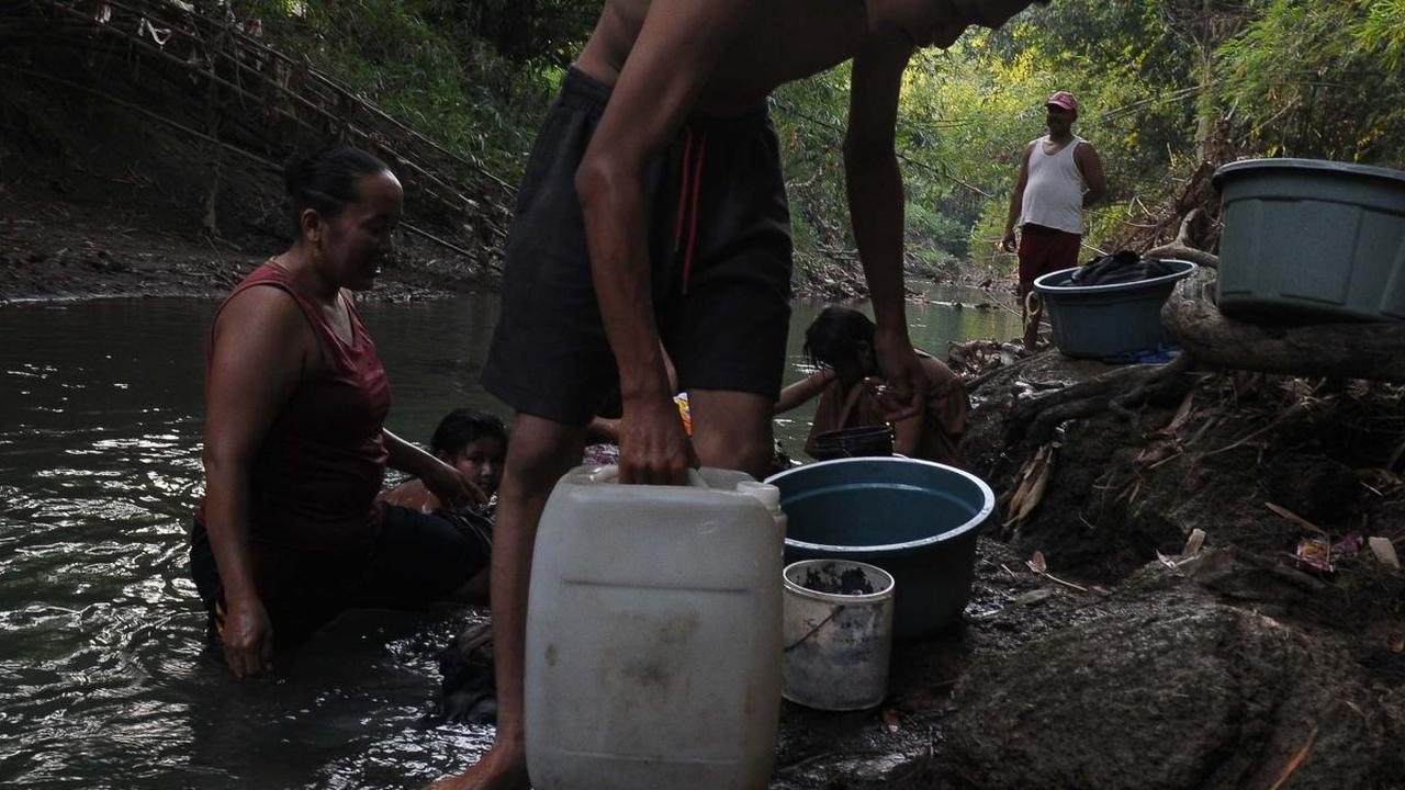 Air Kali Cihoe cukup bersih untuk kebutuhan warga di sana, namun terkadang terlihat cadas dengan penampakan batuannya jika dilihat dari atas.