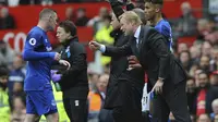 Pelatih Everton, Ronald Koeman (kanan) saat memberikan arahan kepada Wayne Rooney saat melawan Manchester United pada lanjutan Premier League di Old Trafford, Manchester (17/9/2017). MU menang 4-0. (AP/Rui Vieira)