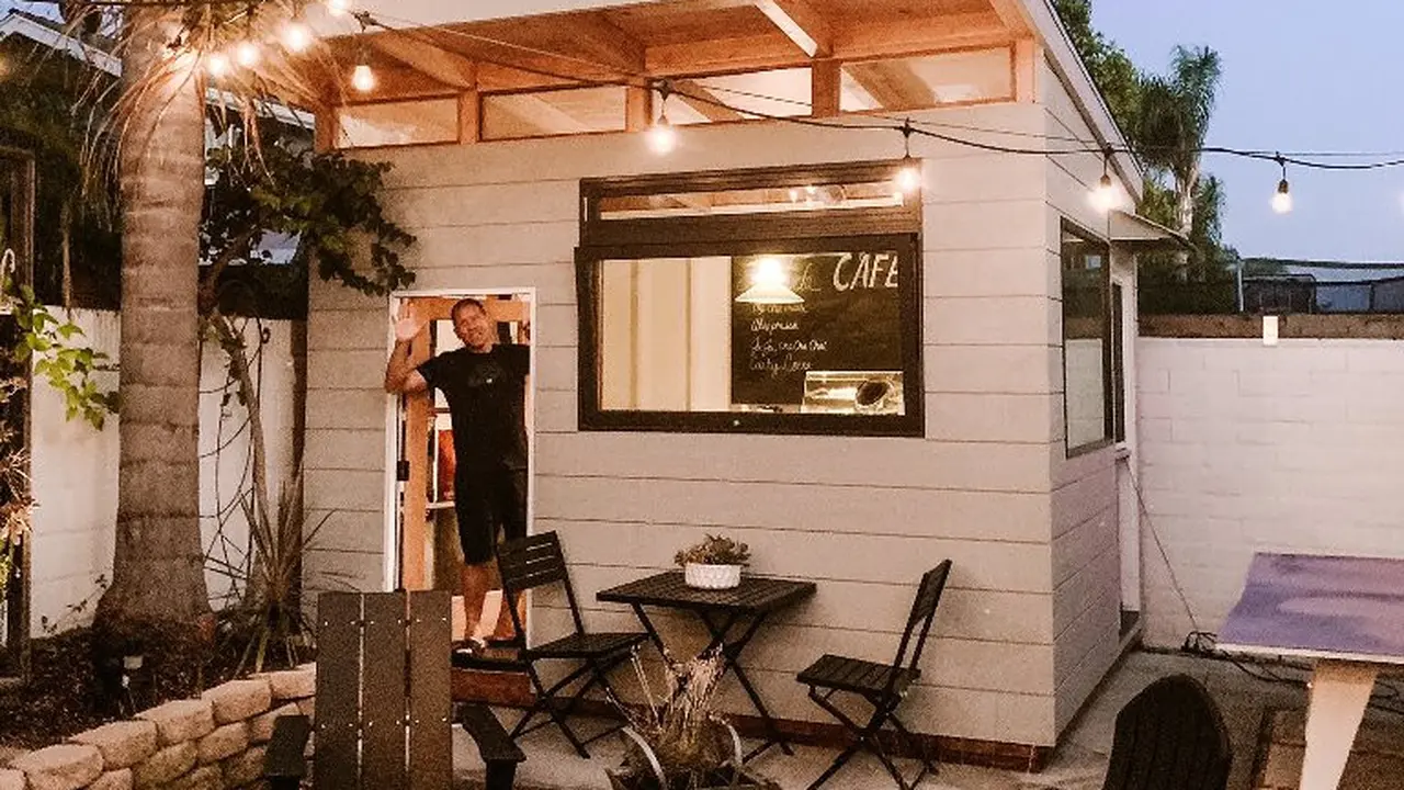 Penyuka Berat Kopi, Pria ini Bikin Kafe Sendiri di Rumahnya
