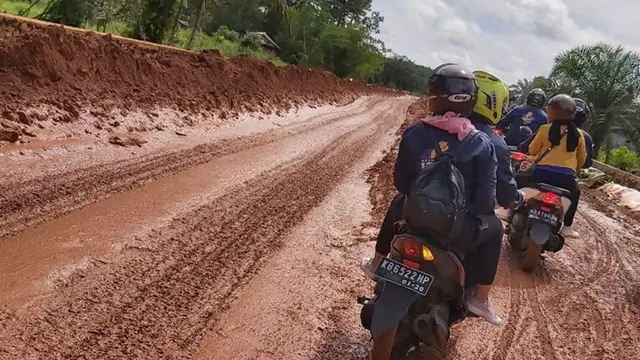 Tips Melewati Jalan Rusak