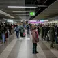 Orang-orang mengantre di depan pusat vaksinasi kecil departemen kesehatan setempat di Frankfurt, Jerman, Senin (15/11/2021). Jumlah infeksi Corona Covid-19 kembali meningkat di Jerman. (AP Photo/Michael Probst)