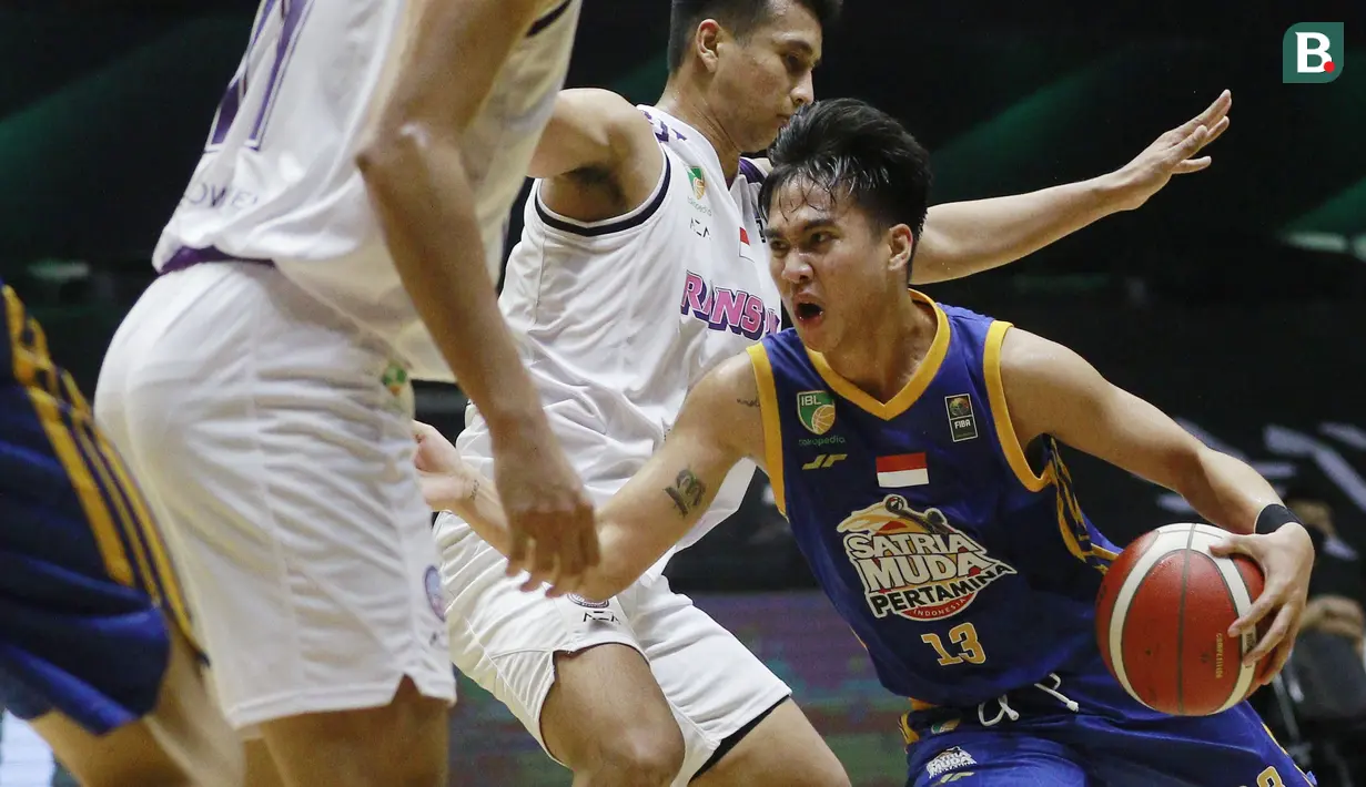 Pebasket Satria Muda Pertamina, Arief Setiawan (kanan), berusaha melewati pebasket Rans PIK Basketball pada laga IBL 2022 di Hall Basket GBK, Jakarta, Rabu (19/01/2022). Satria Muda menang dengan skor 64-32. (Bola.com/M Iqbal Ichsan)