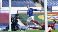 Pemain Everton Tom Davies nyaris mencetak gol ke gawang Liverpool dalam lanjutan Liga Inggris di Goodison Park, Senin (22/6/2020). (foto AP / Jon Super, Pool)