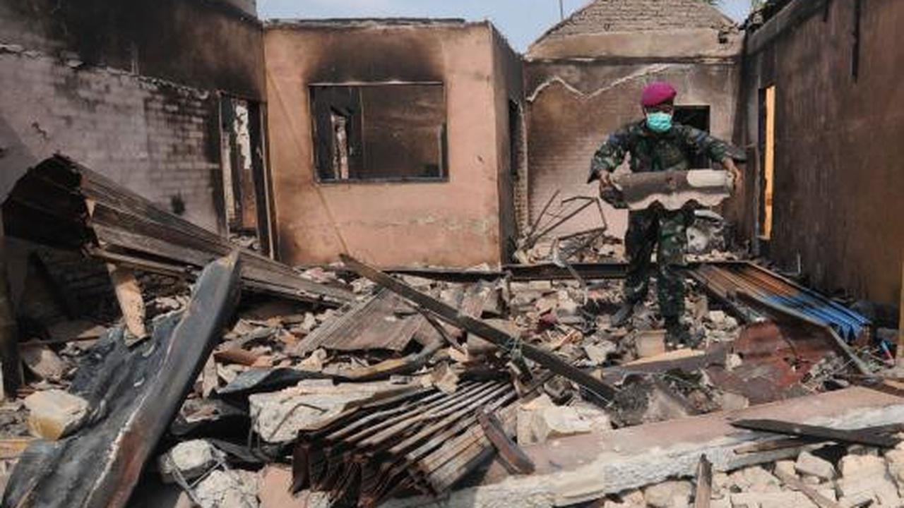 TNI bersihkan puing-puing pasca bentrokan Lampung Selatan