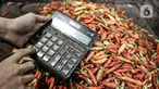Pedagang menghitung harga cabai rawit merah yang dipesan pembeli menggunakan kalkulator di Pasar Senen, Jakarta, Kamis (4/3/2021). Data Ikatan Pedagang Pasar Indonesia (Ikappi) mencatat harga cabai rawit merah saat ini di pasaran berkisar Rp120.000 per kilogram. (merdeka.com/Iqbal S. Nugroho)