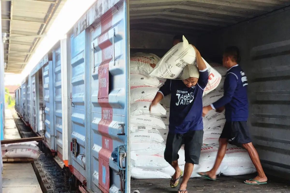 PT Pupuk Indonesia (Persero), melalui anak usahanya PT Pupuk Sriwidjaja Palembang, melakukan kerjasama distribusi pupuk bersubsidi dengan PT Kereta Api Indonesia (KAI)