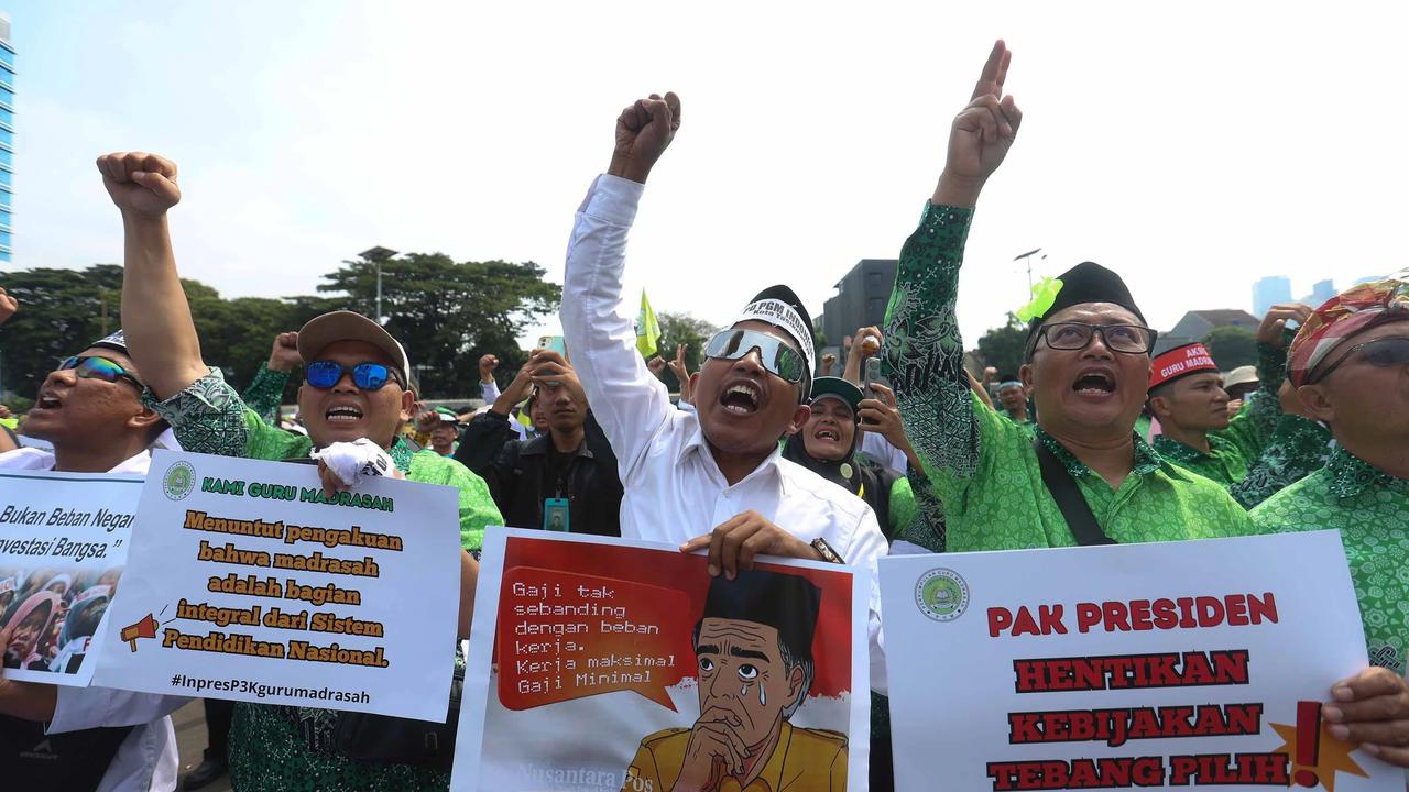 FOTO: Aksi Guru Madrasah Swasta di Depan Gedung DPR