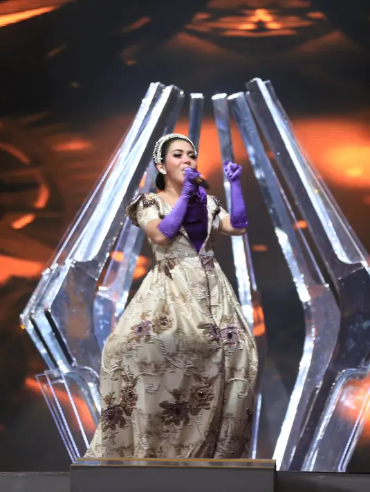 Penampilan yang selalu berbeda, mewah dan elegan itu membuat penyanyi 34 tahun itu masuk sebagai salah satu nominasi Fashionanle dalam ajang penghargaan Infotainment Awards. (Adrian Putra/Bintang.com)