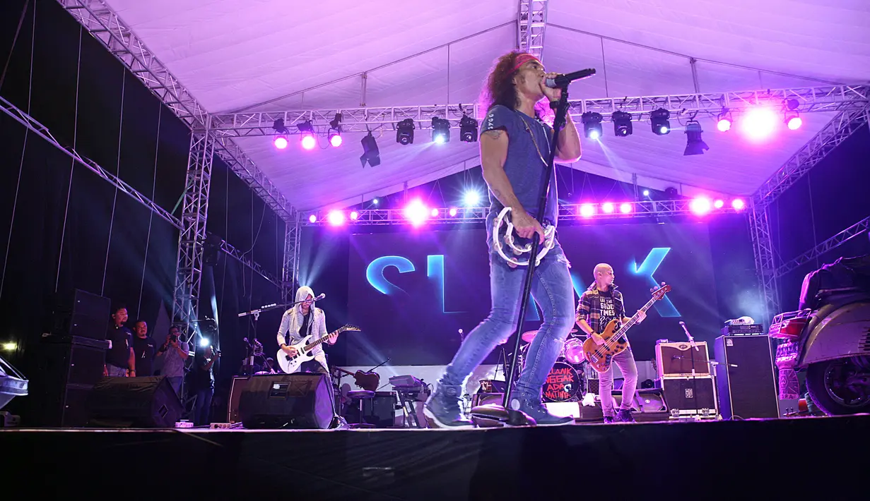 Band dari Gang Potlot itu rasanya tahu caranya berpesta di atas panggung. Kaka mengajak slankers wanita bernyanyi bersama, dan Bimbim menyanyikan lagu untuk anak-anaknya, sampai momen tiup lilin penuh haru bersama keluarga besar. (Nurwahyunan/Bintang.com)