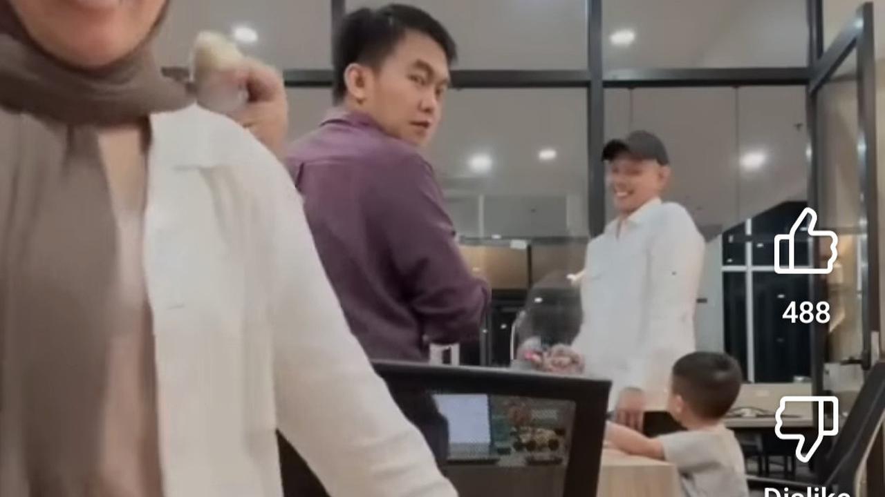 Potret Rayyanza Melongo Lihat Tingkah Sus Rini & Mbak Lala Asyik Joget, The Real Kerja Seru Bareng 'Sultan Andara'