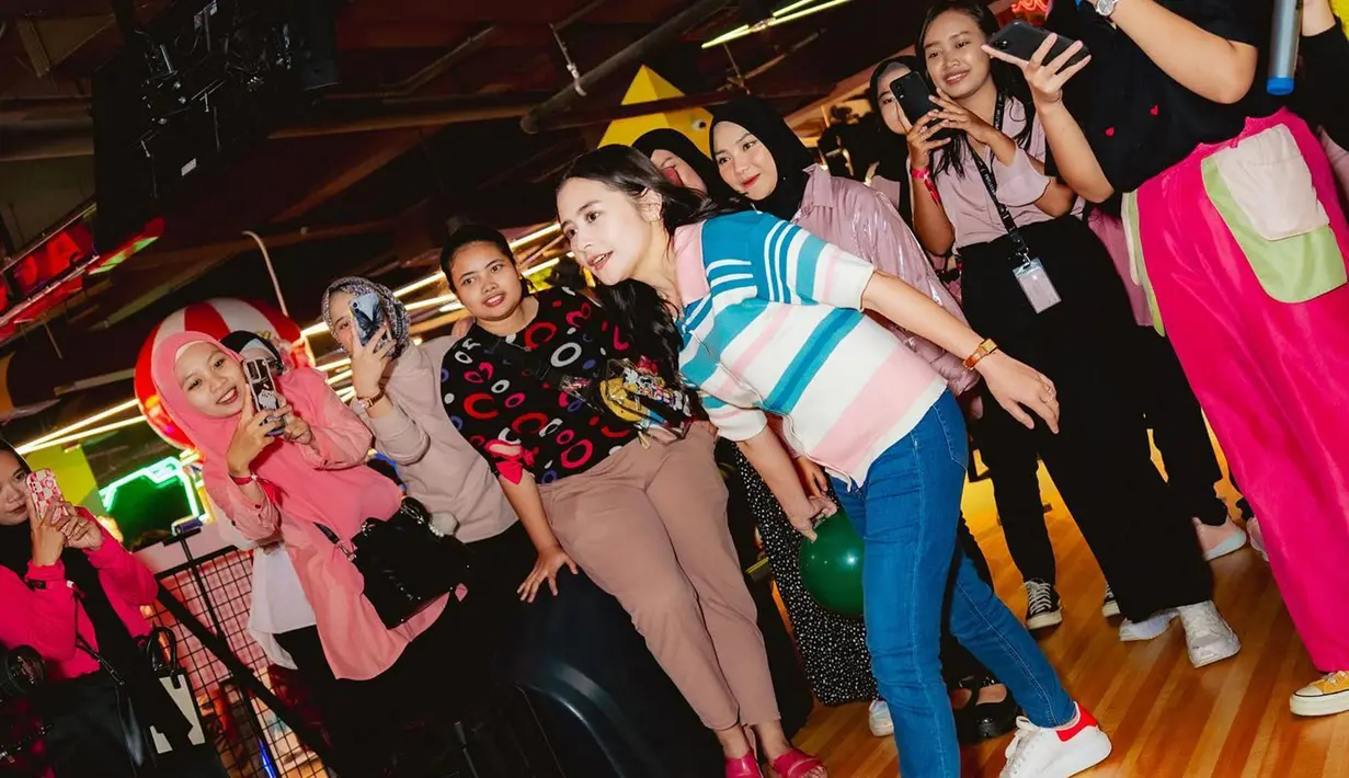 Hingga saat ini tentu penggemar Prilly semakin banyak. Pasalnya saat ini sudah menjadi sosok selebriti sukses yang sudah menyabet berbagai penghargaan. Bahkan dirinya juga dikenal sebagai pengusaha yang memiliki banyak lini bisnis. Pada kesuksesannya tersebut, sampai saat ini Prilly tetap masih dekat dengan para penggemarnya. (Liputan6.com/IG/@prillylatuconsina96)