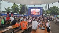 Suporter dan warga berteduh di foodcourt Olympiapark, Munchen, Jerman, Rabu (10/7/2024). (Bola.com/Tri Wahyu Utami)