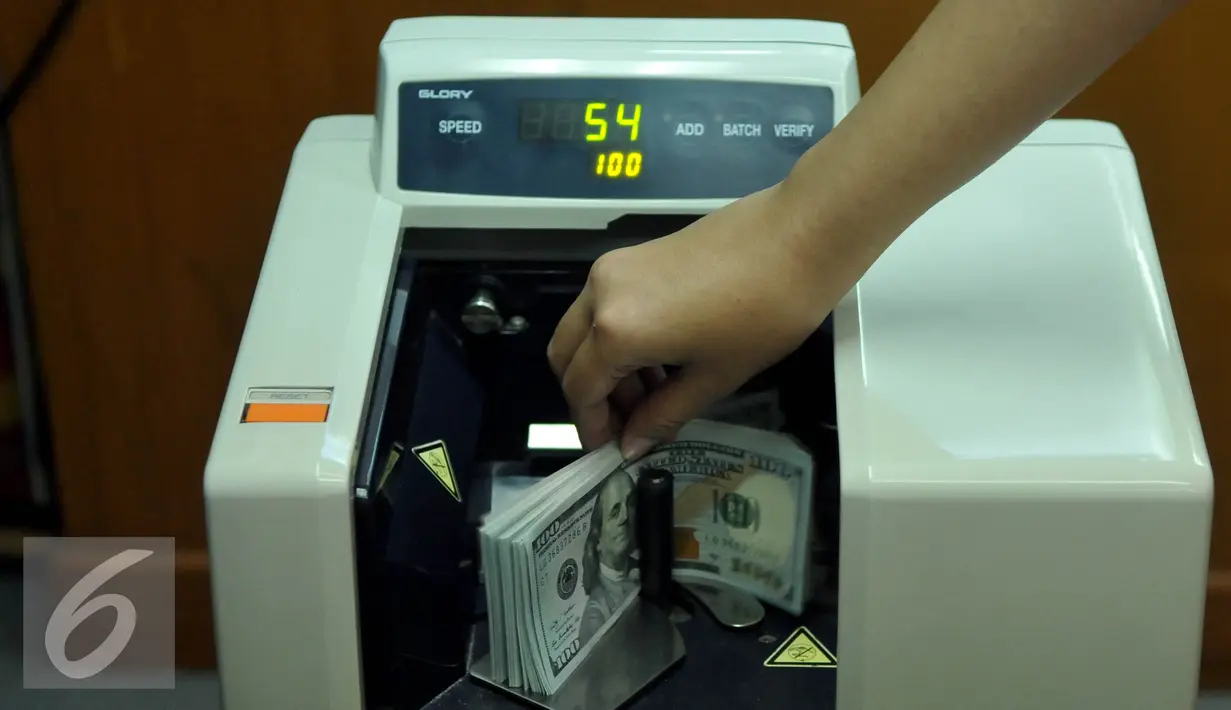 Petugas menghitung uang pecahan US$100 dengan mesin penghitung di penukaran uang, Jakarta, Rabu (12/8/2015). Reshuffle kabinet pemerintahan Jokowi-JK, nilai Rupiah terahadap Dollar AS hingga siang ini menembus Rp 13.849. (Liputan6.com/Johan Tallo)