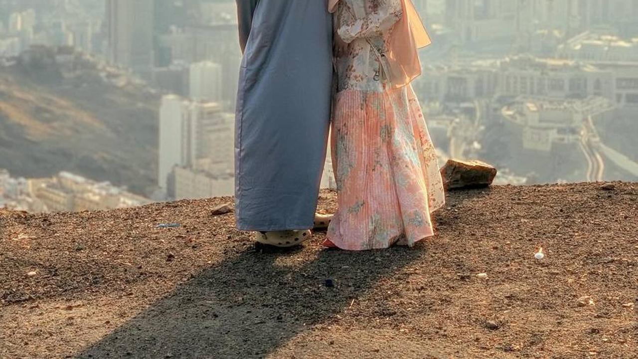 Sementara Raffi Ahmad mengenakan gamis pria dengan peci, Gigi tampil cantik dan anggun dalam balutan hijab serta long dress bermotif floral.<br>