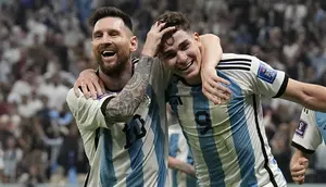 Pemain Argentina, Julian Alvarez (kanan) melakukan selebrasi bersama Lionel Messi setelah mencetak gol kedua timnya ke gawang Kroasia saat laga semifinal Piala Dunia 2022 yang berlangsung di Lusail Stadium, Qatar, Selasa (13/12/2022) waktu setempat. (AP Photo/Martin Meissner)
