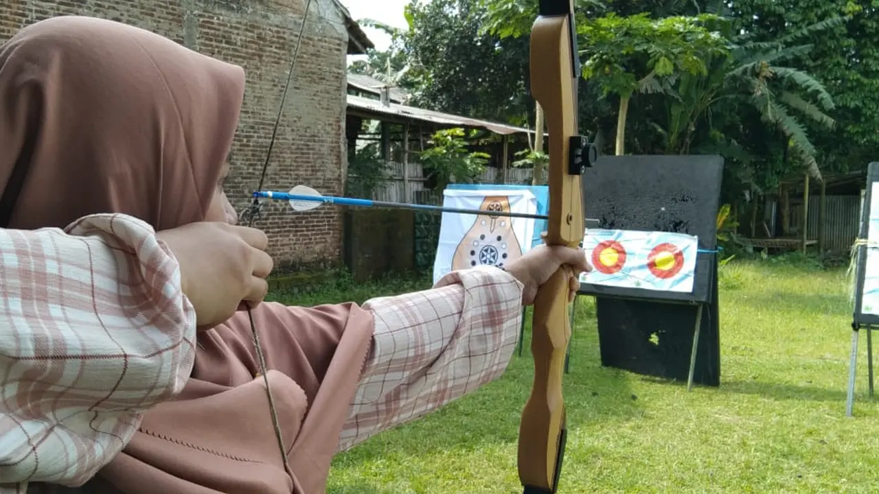 Siswa SMP Permata Hati mengikuti Super Camp Ramadhan 1443 H. Salah satunya belajar panahan. (Foto: Liputan6.com/Fifit)