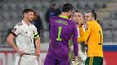 Kiper Belgia, Thibaut Courtois, bercengkrama dengan penyerang Wales, Gareth Bale, pada laga Kualifikasi Piala Dunia 2022 di Stadion Den Dreef, Kamis (25/3/2021). Belgia menang dengan skor 3-1. (AFP/John Thys)