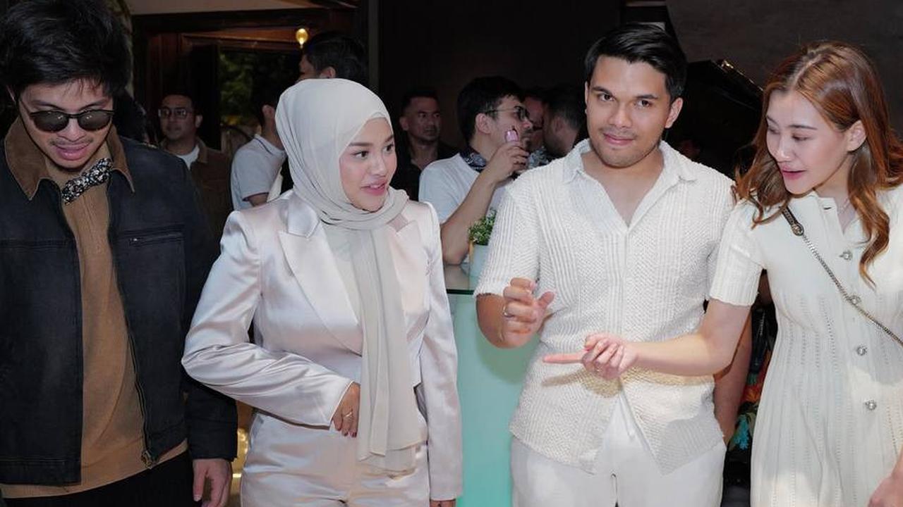 Sementara itu, tampak percakapan antara Aaliyah Massaid dan Aurel Hermansyah yang ternyata juga hadir di momen tersebut.<br>