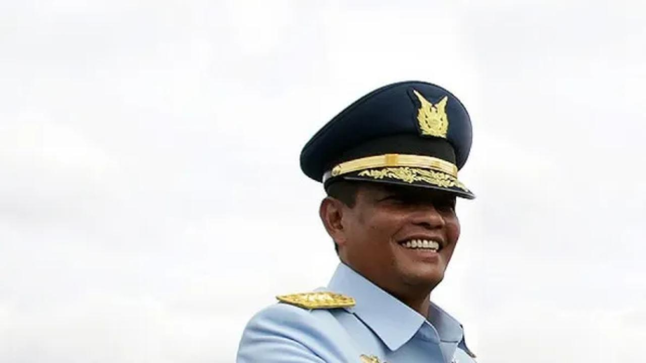 "Kamu tahu enggak bahayanya belly landing? Kamu landing kasar sedikit saja meledak, mati kamu!,"