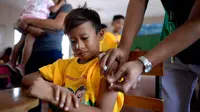 Perawat menyuntikkan vaksin anti-dengue di Sekolah Dasar Parang di Marikina, sebelah barat Manila, Senin (4/4). Filipina telah menyuntikkan vaksin pertama di dunia untuk penyakit Demam Berdarah Dengue (DBD) itu kepada 1 juta pelajar. (NOEL CELIS/AFP)