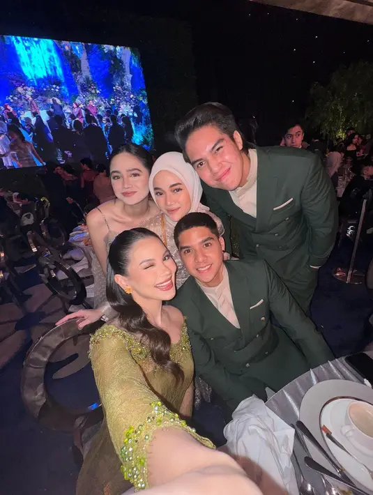 Belum resmi go public, El Rumi tampil serasi dengan Syifa Hadju saat kondangan. El Rumi terlihat gagah kenakan double breated dan celana hijau ala perwira. Syifa Hadju tampil menawan dengan one strap dress berwarna nude [@diandramarsha]