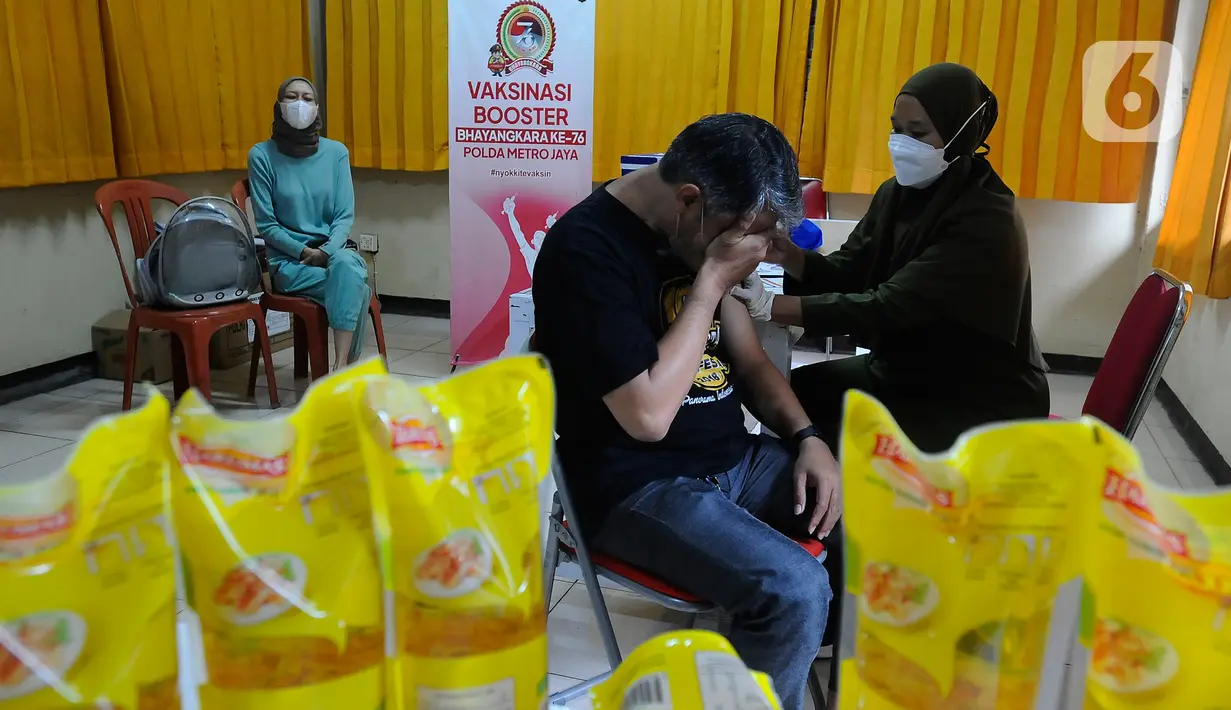 Warga mengikuti vaksin COVID-19 booster di Mapolsek Jagarsa, Jakarta Selatan, Jumat (17/06/20222). Pemerintah terus menggenjot target pencapaian vaksinasi COVID-19 untuk menciptakan kekebalan kelompok (herd immunity) dan juga diharapkan dapat mencegah penyebaran kasus COVID-19 akibat subvarian Omicron baru BA.4 dan BA.5. (merdeka.com/Arie Basuki)